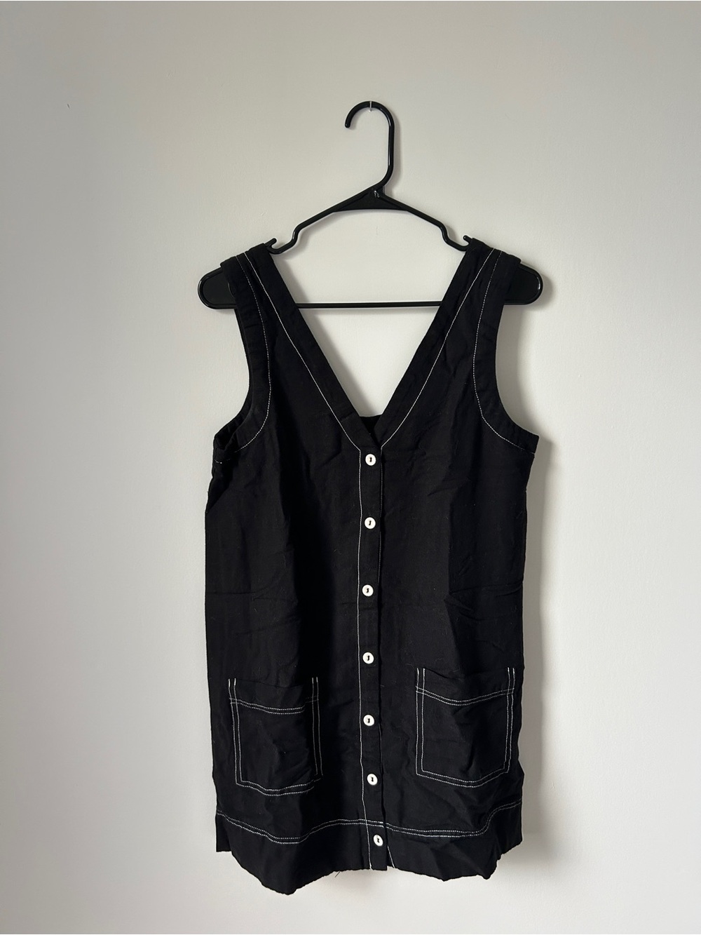 Sleeveless Black Button-Front Mini Dress with Contrast Stitching